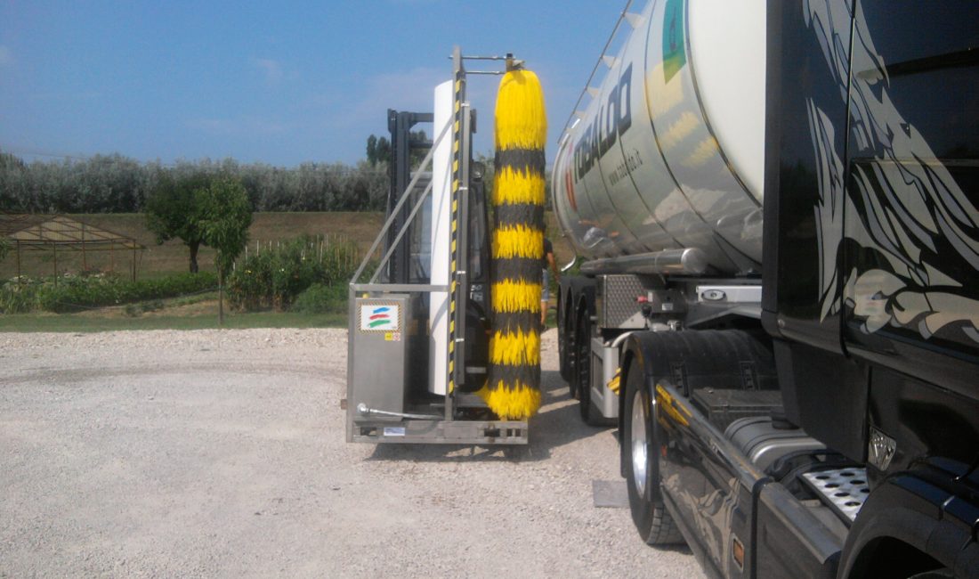 Lavaggio camion cisterna con monospazzola